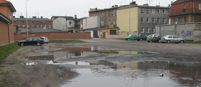 Kałuże na drodze przy ul. Marcinkowskiego.