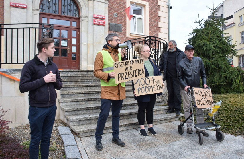 Uprawiał marihuanę, żeby się leczyć. Grozi mu kara więzienia. Przed sądem w Krośnie odbyła się manifestacja w jego obronie [ZDJĘCIA]