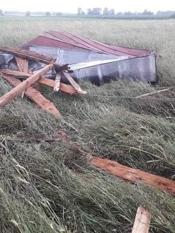 Zerwany dach, uszkodzone linie energetyczne i powalone drzewa w gminie Wąsewo. 10.07.2020. Zdjęcia