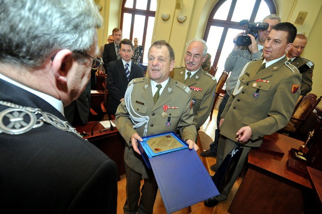W 2011 roku, na uroczystej sesji Rady Miasta Bydgoszczy żegnano szef&oacute;w Pomorskiego Okręgu Wojskowego.