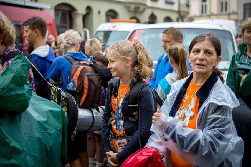 Tarnów. Wyruszyła Piesza Pielgrzymka Tarnowska na Jasną Górę [NOWE ZDJĘCIA, WIDEO]