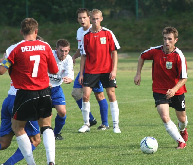 Piłkarze Stali Nowa Dęba (w czerwonych koszulkach) sięgnęli po drugą wygraną z rzędu w czwartej lidze.