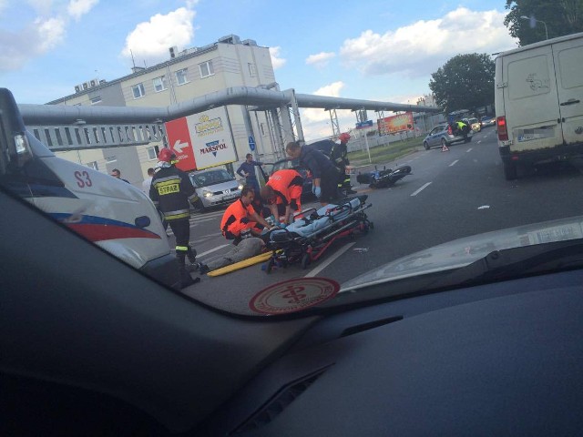 Do kolizji doszło na ul. Trembeckiego w Rzeszowie. Motocyklista uderzył w auto. Na szczęście, nikomu nic poważnego się nie stało. Ruch został przywrócony.