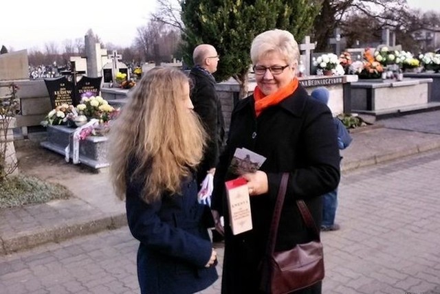 Wśród kwestujących pojawiła się między innymi Krystyna Bednarczyk, przewodnicząca Rady Miejskiej w Szydłowcu.