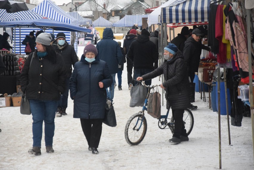 Sobota 22 stycznia na targowisku w Szydłowcu. Mimo mrozu byli handlujących i kupujących. Zobacz zdjęcia