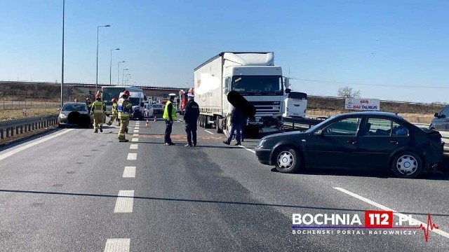 Zderzenie dwóch samochodów osobowych i ciężarówki na węźle autostradowym Bochnia, 11 marca