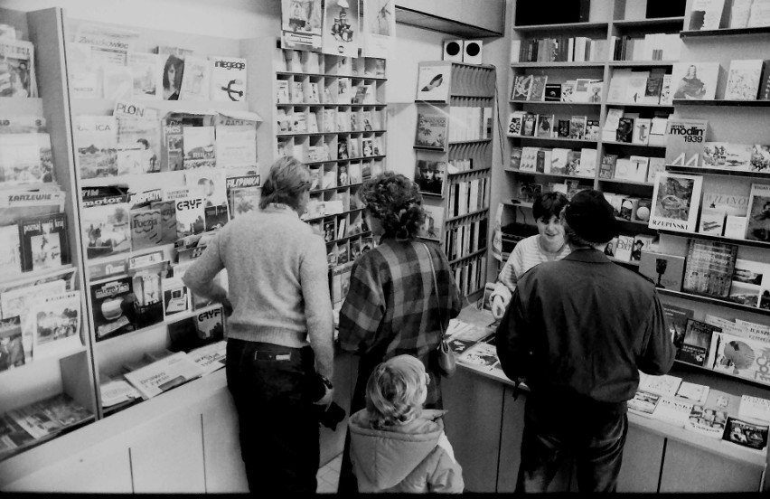 Rok 1975, w księgarni „Empiku” na słupskim Starym Rynku
