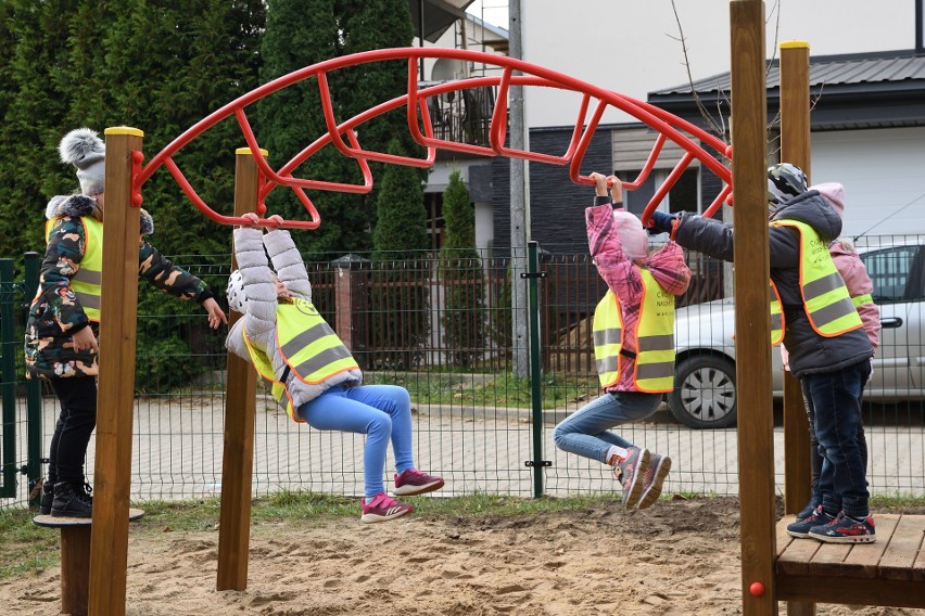 Plac zabaw, siłownia zewnętrzna, plus w stoliki do gry w...