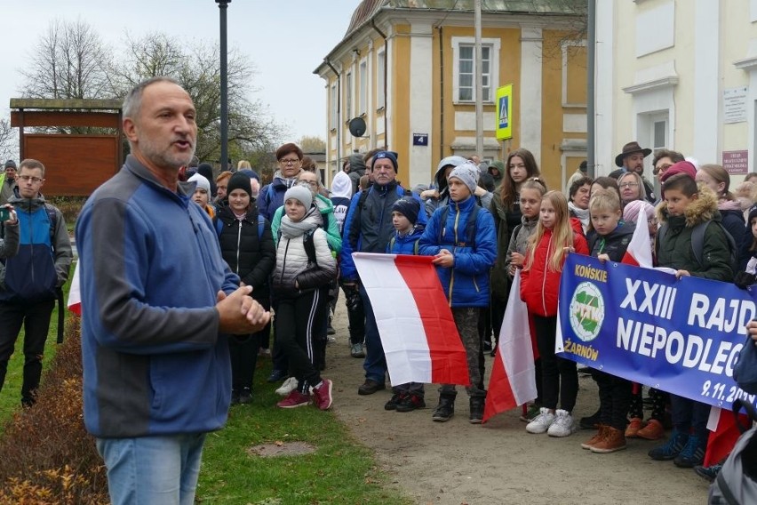 Turystyczne świętowani w Końskich. W Rajdzie Niepodległości wędruje około 300 osób (ZDJĘCIA)