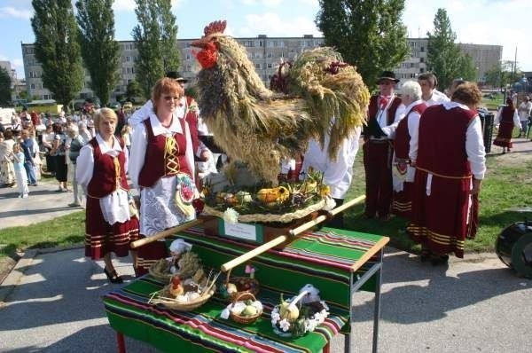 Słomiany kogut ze Skarżyska Kościelnego został uznany za najpiękniejszy wieniec dożynkowy.