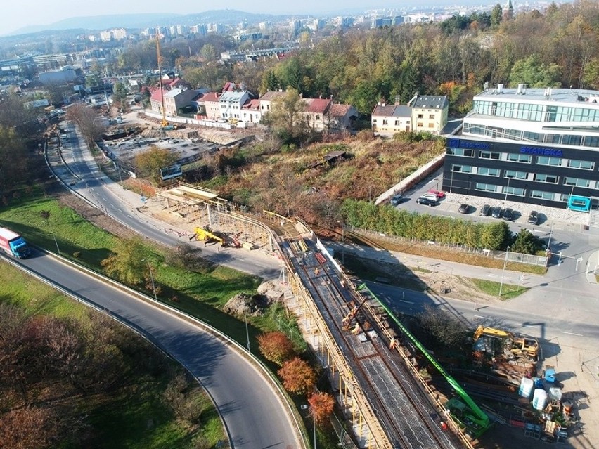 Kraków. Zobacz budowaną kładkę rowerową z drona [ZDJĘCIA]