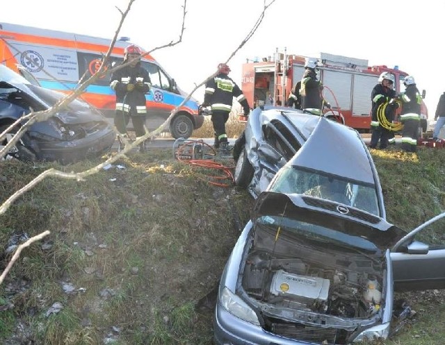 29-letnią kierującą z rozbitego opla wydobyli strażacy.