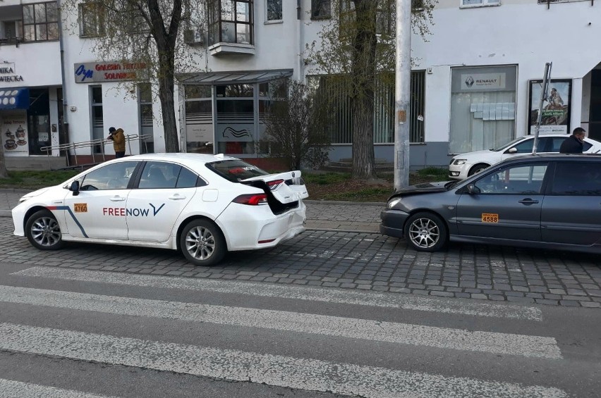 Zderzenie dwóch taksówek przy pl. Bema we Wrocławiu...