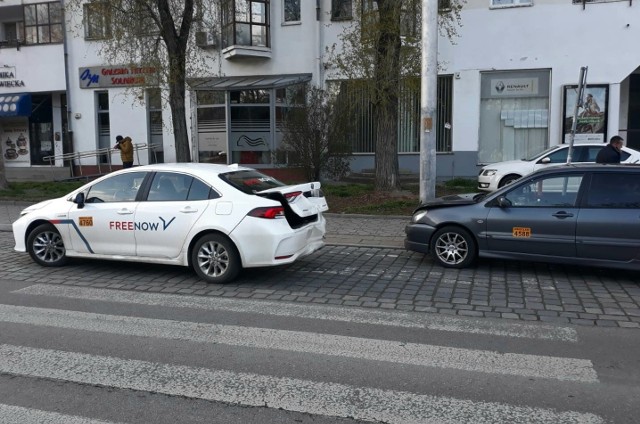 Zderzenie dwóch taksówek przy pl. Bema we Wrocławiu 8.04.2021
