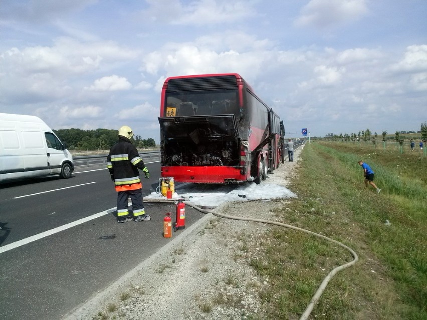 Pożar autokaru pod Gnieznem: Na S5 nikt nie został ranny