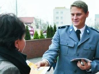 Wielkanoc 2011. Policjanci rozdają przed świętami ulotki z poradami