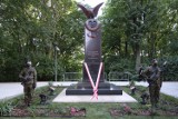 Toruński pomnik wojsk balonowych wrócił na swoje miejsce w parku na Bydgoskim Przedmieściu [Zdjęcia]