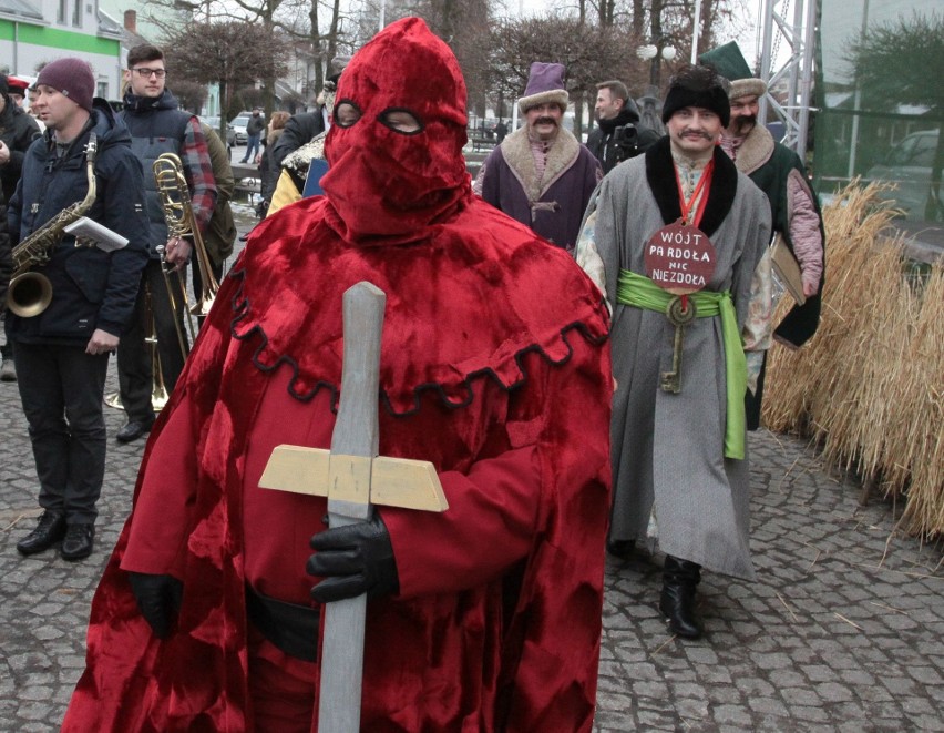 Gmina Jedlińsk. Ścięcie Śmierci 2018. Jedlińskie Kusaki - zwyczaj, który przetrwał kilkaset lat. Korowód przebierańców przeszedł ulicami 