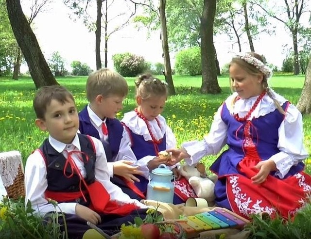 W nowym teledysku z udziałem zespołu "Kłopocianie" i maluchów z powiatu inowrocławskiego przedstawiono tradycje, obrzędy i zabawy dla dzieci