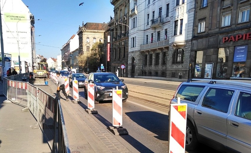 Przebudowa ulicy Piłsudskiego. Powstaną drogi rowerowe, na razie są zwężenia i duże korki (ZDJĘCIA)