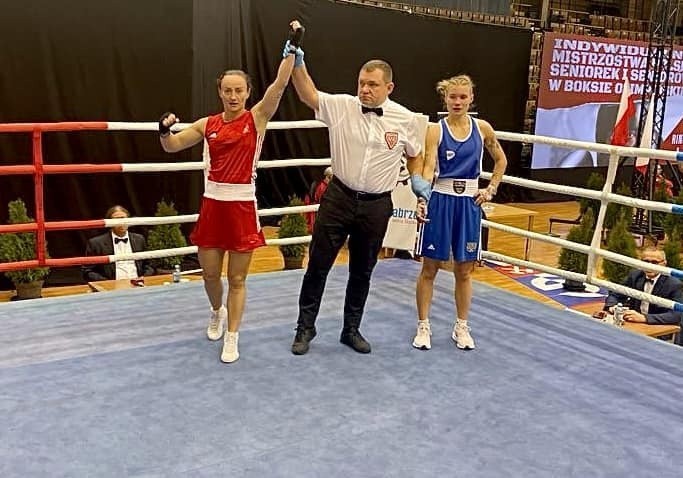 Sandra Drabik z Kielc wygrała walkę i ma już medal na 22. Mistrzostwach Polski Seniorek w boksie. Najlepsi pięściarze walczą w Zabrzu