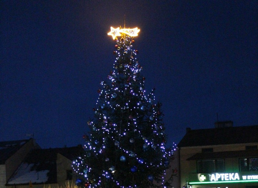 Na rynku w Łagowie rozbłyska świąteczna choinka. Żywe...
