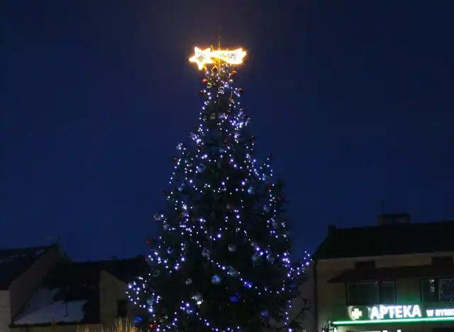 Na rynku w Łagowie rozbłyska świąteczna choinka. Żywe drzewko pięknie się prezentuje.