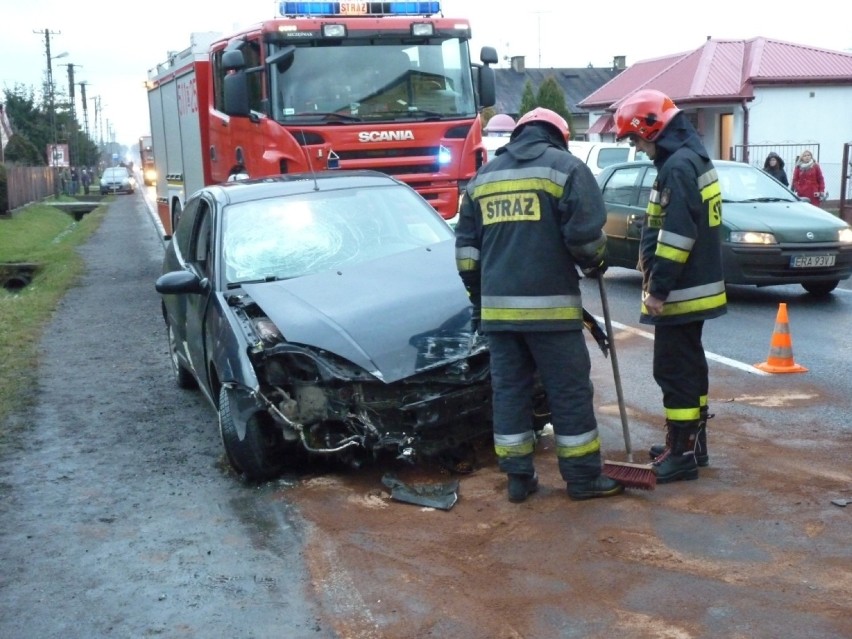 Groźny wypadek w Radomsku. Trzy osoby poszkodowane [ZDJĘCIA]