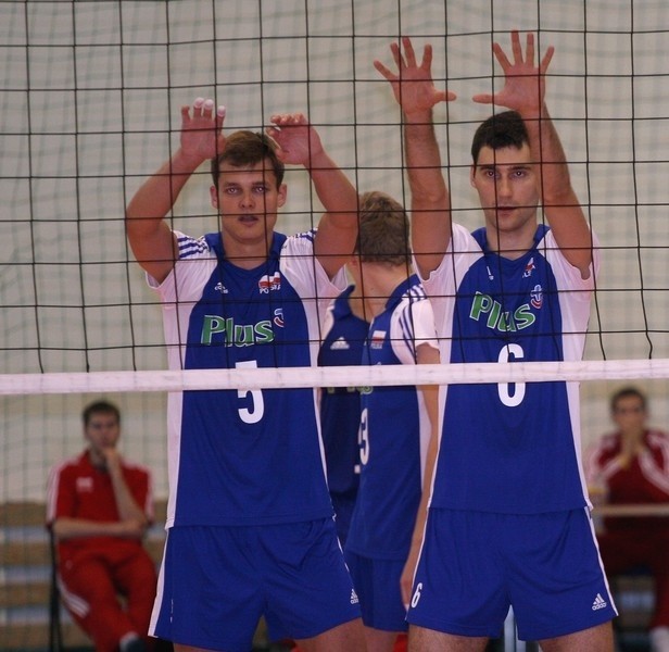 Radomscy siatkarze, Grzegorz Kososk (na zdjęciu z prawej), Maciej Pawliński i Adrian Stańczak zagrali w zwycięskim meczu Polska - Zjednoczone Emiraty Arabskie