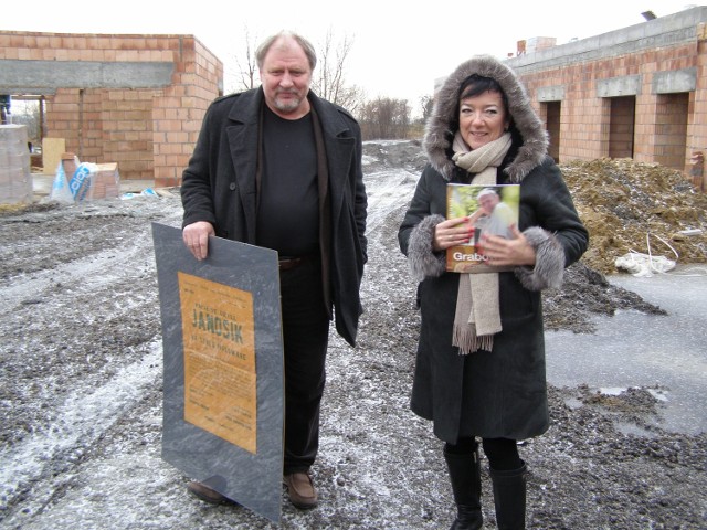 Grabowski w towarzystwie Anny Czech, prezes fundacji Kromka Chleba, odwiedził plac budowy