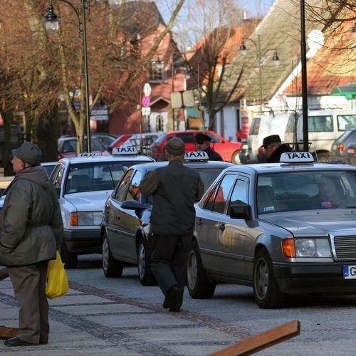 Postój taksówek zajmuje chodnik przy ul. Marynarki Polskiej.