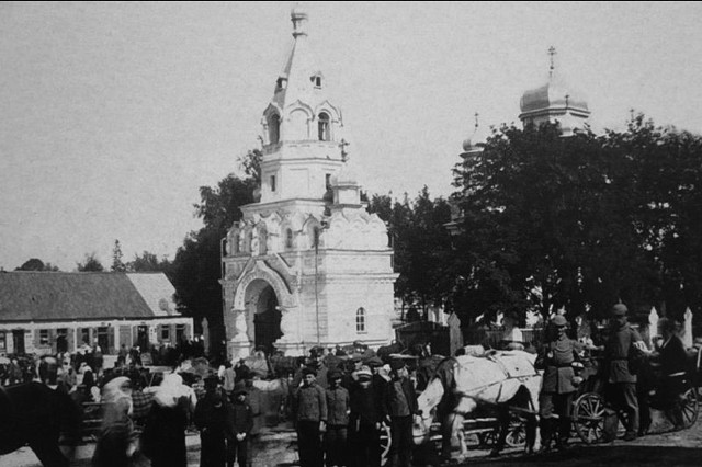 Przed II wojną światową sokólskie jarmarki odbywały się w centrum miasta w bezpośrednim sąsiedztwie prawosławnej świątyni i dzwonnicy