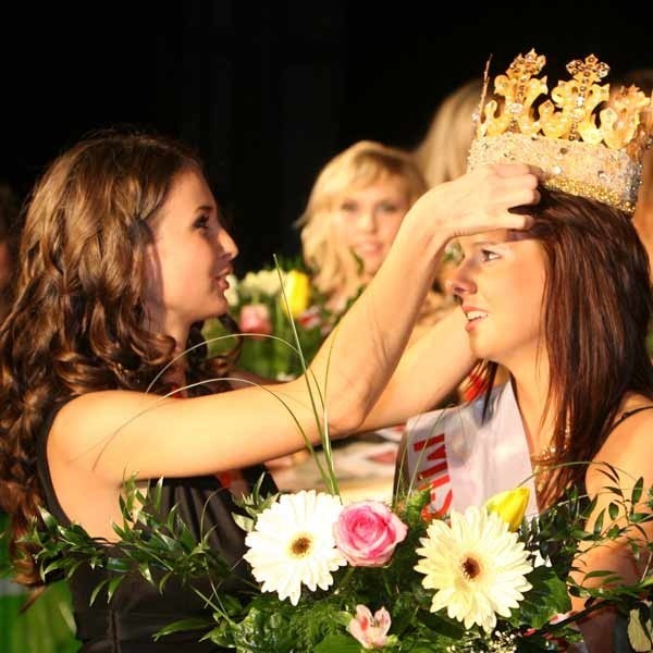 Cudowna chwila. Ewa Tułacz przekazała koronę swej następczyni Małgorzacie Leśniak, Miss Nowin 2006. Obie panie zapewniają, że udział w naszym konkursie odmienił ich życie