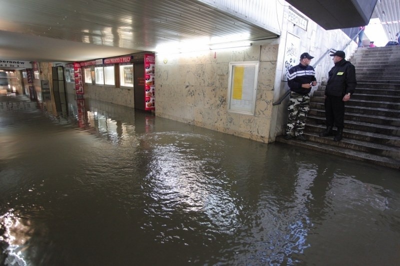 Zalany tunel na Dworcu Głównym w Poznaniu, pod wodą także...