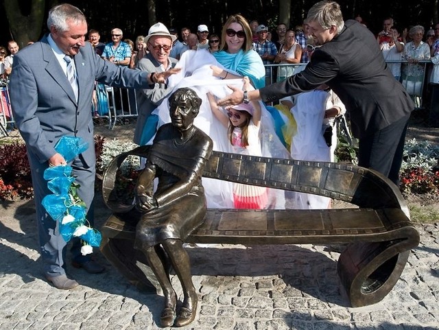 W uroczystości odsłonięcia ławeczki przy nadmorskiej promenadzie uczestniczyli bliscy i znajomi artystki, m.in. jej siostrzenica Krystyna Jabłońska-Kwiatkowska, aktorzy Artur Barciś i Marek Barbasiewicz.