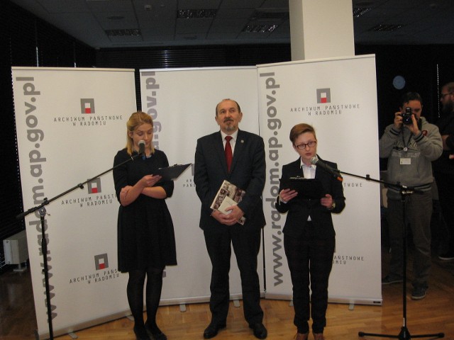 Gości powitał Kazimierz Jaroszek, dyrektor Archiwum. Obok autorki wystawy- Ewelina Majsterek i Aleksandra Nosowska(z prawej).