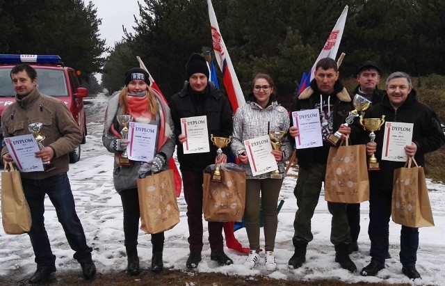 Zwycięzcy zimowych zawodów strzeleckich  rozegranych na strzelnicy sportowej w Pilczycy.