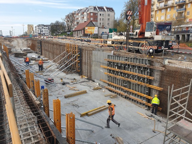 Koszt inwestycji, łącznie z zakupem nowoczesnych tramwajów i zakończoną już przebudową węzła Szarych Szeregów to ponad 370 mln zł. Sam koszt prac budowlanych na Kujawskiej to 168 mln zł.