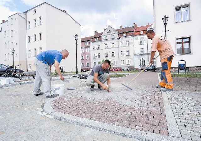 Po ponad dwóch latach robotnicy niwelują strome krawężniki i podjazdy na podwórku kulturalnym. 