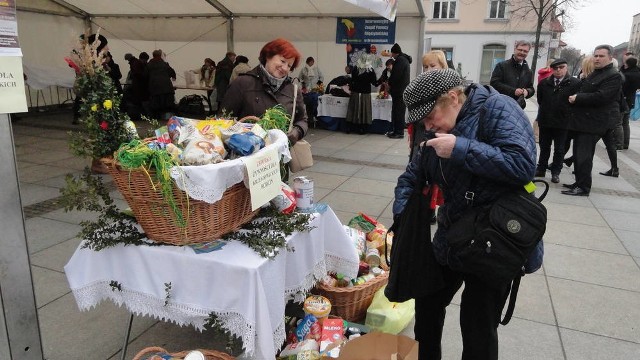 Wielkanocna zbiórka żywności na krzeszowickim Rynku na rzecz rodzin potrzebujących pomocy