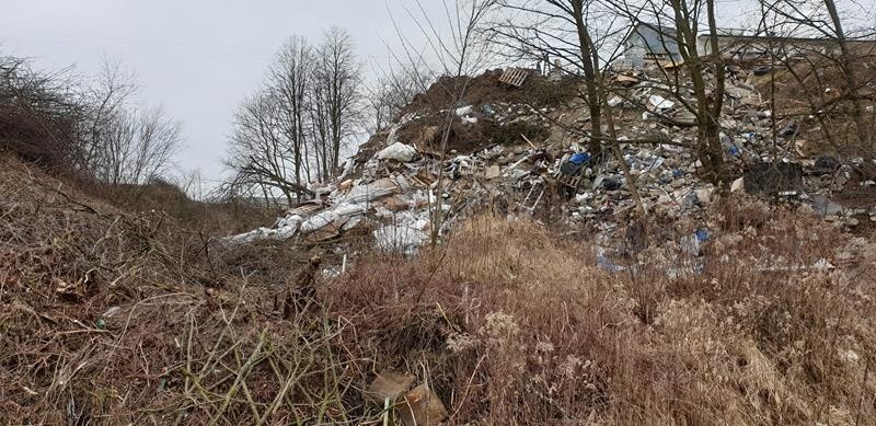 Dzikie składowisko śmieci w Wierzawicach. Urząd Gminy zajmie się stertą śmieci [ZDJĘCIA]