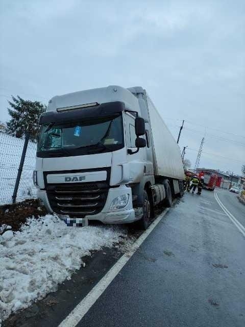 Ciężarówka wjechała do rowu w Dusocinie w powiecie...