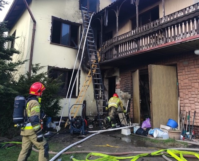 Pożar w domu jednorodzinnym w Wodzisławiu Śląskim. Poszkodowana została 90-letnia kobieta. Czy będzie miała do czego wrócić? Budynek niemal doszczętnie strawił ogień.
