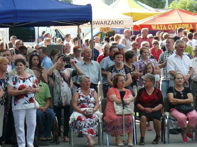 Tłum ludzi bawił się na tegorocznym festynie “Krew darem życia “ w parku w Sobkowie.