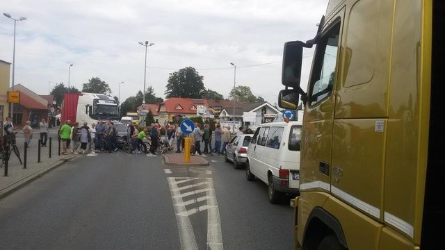 Lipiec ub. roku. Mieszkańcy domagając się budowy obwodnicy blokują drogę w centrum Węgierskiej Górki
