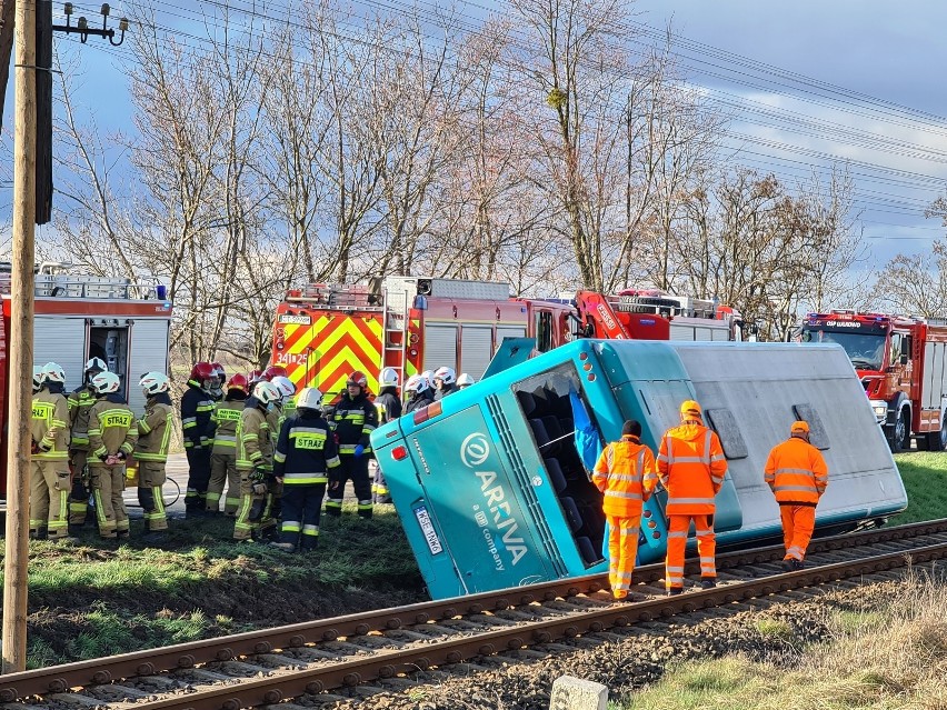 Przed Łysomicami wpadł do rowu autobus dowożący pracowników...