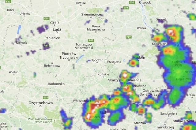 Cały czas sytuacja zmienia się dynamicznie. Mapa burzowa z godziny 16 pokazuje chmury burzowe w rejonie Kielc i okolicach.