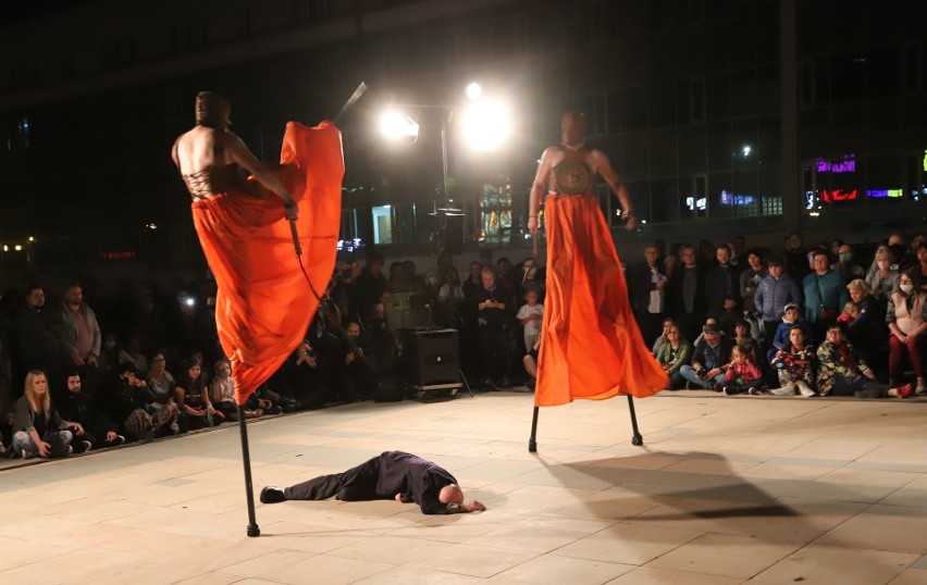 Finał festiwalu Ulica Teatralna w Radomiu. Teatr Biuro Podróży zaprezentował spektakl "Carmen Funebre"