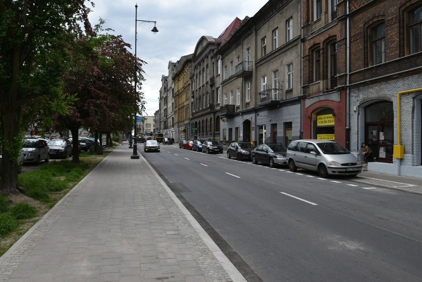 Ul. Sienkiewicza już (prawie) po remoncie. Tylko na jednym odcinku barierki postoją dłużej