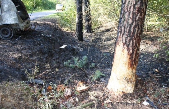 Siedzący za kierownicą auta 33-latek zginął. Teraz szczegółowe okoliczności i przyczyny tego tragicznego zdarzenia wyjaśniają pod nadzorem prokuratora siemiatyccy policjanci.